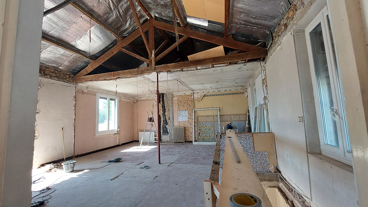 Chantier de rénovation en cours : dépose des cloisons, étaiement et charpente mise à nu
