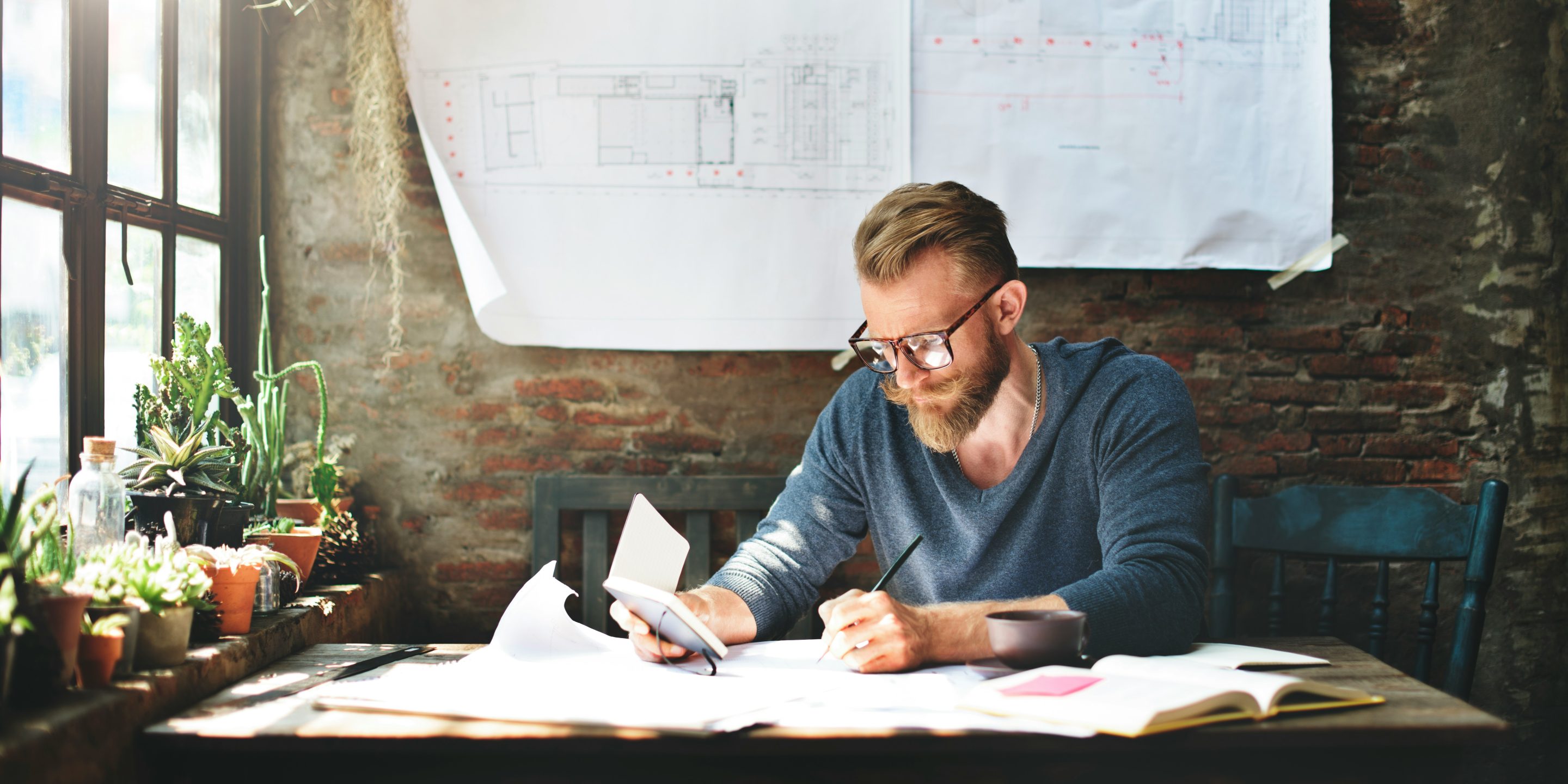 Architecte d'intérieur travaillant sur le processus de conception d'un projet